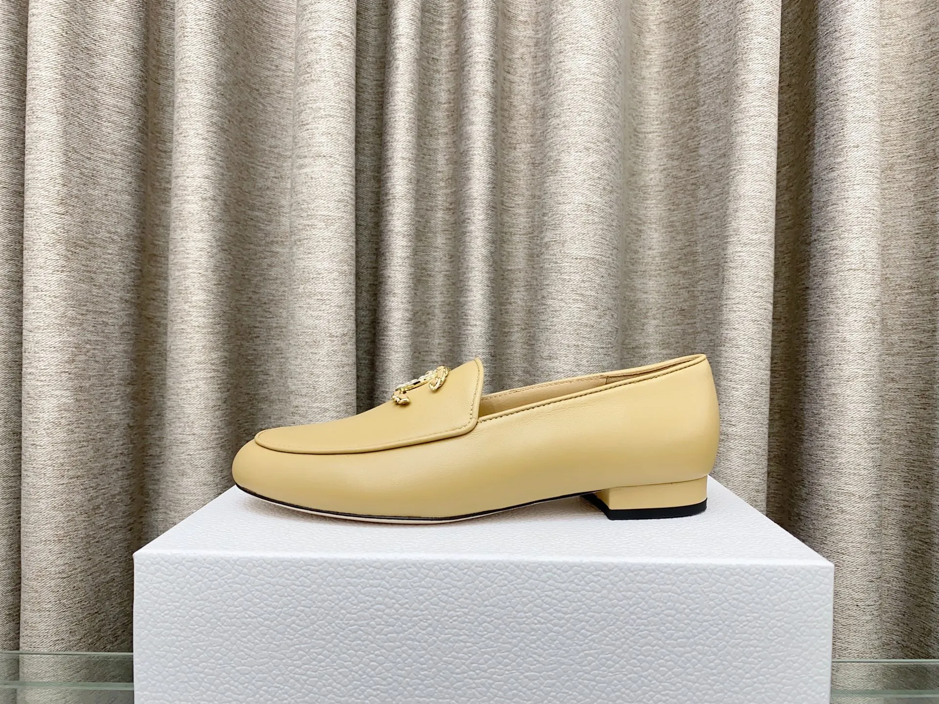 👟👟Ex-factory price 620👟👟 25Fw new spring and summer Chanel small perfume diamond double C half slippers/Loaf single shoes. Versatile style that you don’t get tired of. Super classic style. Casual with exquisiteness and stable temperament. This spring and summer is a beautiful bonus treasure! Upper: Lambskin Lining: Lambskin lining High heels: Flat soles: Italian genuine leather outsole Size: 35-39 (40 and 41 customizations are not returnable)